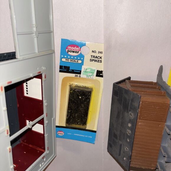 Model Train HO Bldgs Water Tower A Lot Of Track Transformer Small Accents As Is - Picture 3 of 16